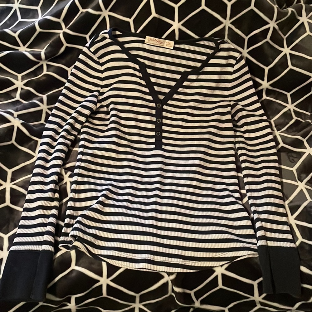 Long sleeve w navy blue and white stripes